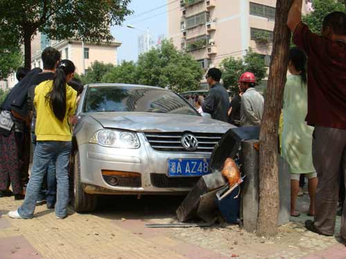 女子与丈夫吵架携子飙车 百米内连撞三车