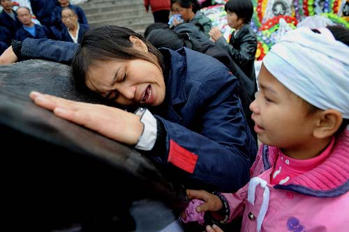 安徽的哥舍身救学童 倾城悲痛送英雄(组图)