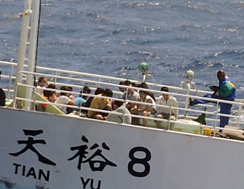 索马里海盗一日狂劫三船 全球商品价猛涨(图)