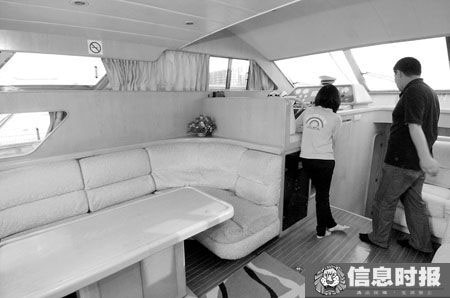 豪华游艇内客厅、卧室、厨房等一应俱全。专题摄影 信息时报记者 陆明杰