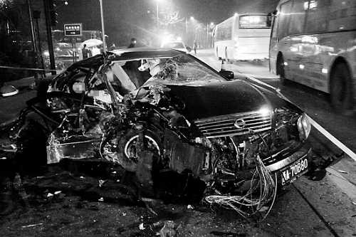 一辆尼桑车上坐了七人，据说之前车里还有两人；事发时时速有100公里左右