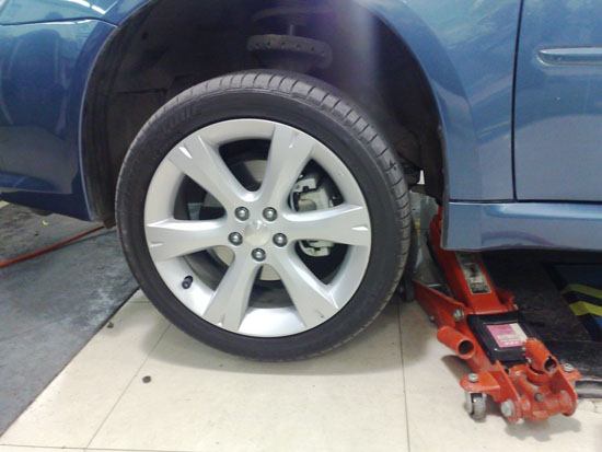 冬季汽车保养 蓄电池、轮胎一个都不能少