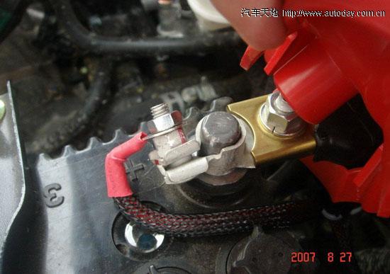 冬季汽车保养 蓄电池、轮胎一个都不能少