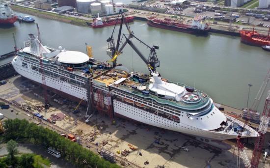 豪华游轮被拦腰锯成两段进行加长改造(组图)