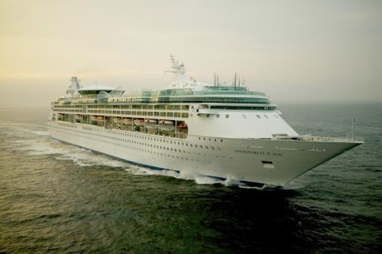 豪华游轮被拦腰锯成两段进行加长改造(组图)