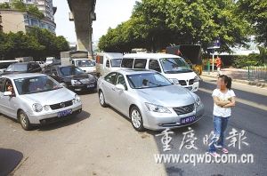 摄一位气愤不已的女驾驶员挡住逆行轿车的去路 记者 杨帆 摄