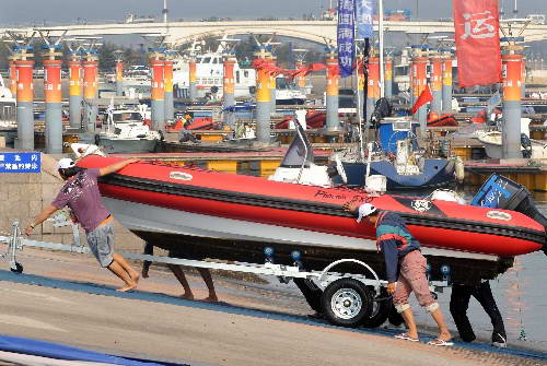 帆船比赛因气象因素取消，教练艇被拖上岸 新华社记者王颂摄