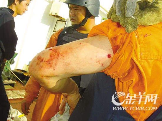 中国船员三次反击成功击退索马里海盗(组图)