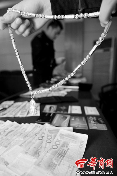 团伙专撬高档汽车后备厢 撬一辆车仅用10余秒