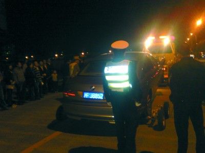 醉驾司机被查时出示党员证拒不下车(图)