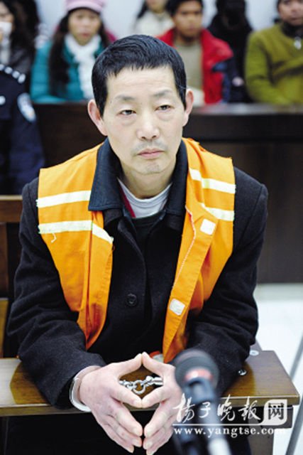 南京公交司机故意撞死人一审获判死刑(组图)