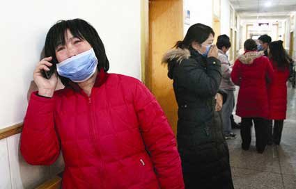 在医院里,死者的亲姐姐正在给家人打电话,告诉他们这个噩耗摄/记者张颖川