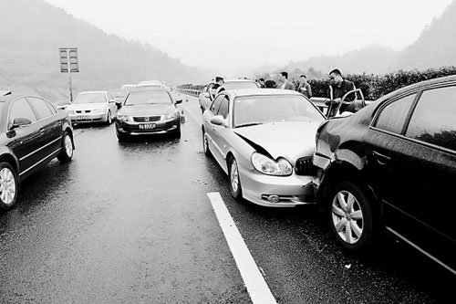 被迫变道算不算交替通行 追尾引发争议