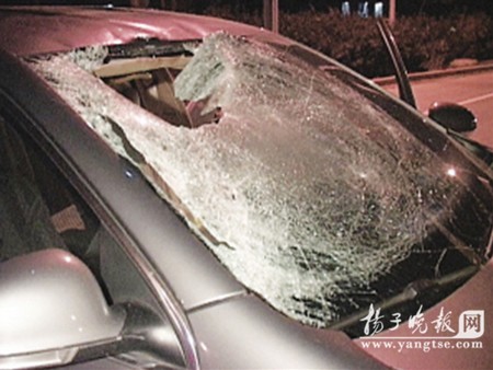 挡风玻璃被撞出一个洞