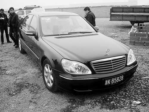 昨天,驾驶员夏某等人已经把奔驰车从交警部门提车离开。