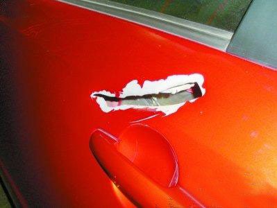 长安铃木烟花门 烟花击穿车门致人死(图)