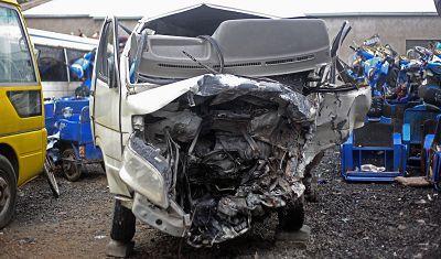 上海浦东宝马迎面撞进面包车 导致2死6伤