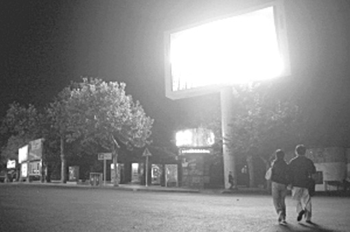 广告电子屏被疑马路杀手