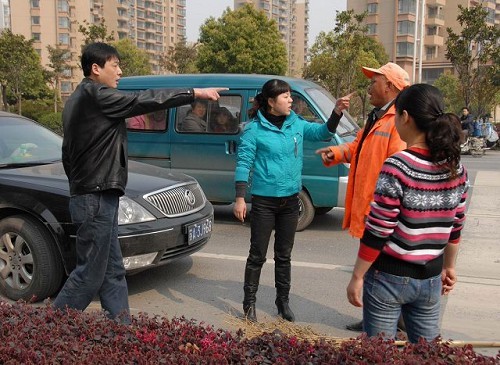 没及时让道 南京别克车男女痛骂清洁工