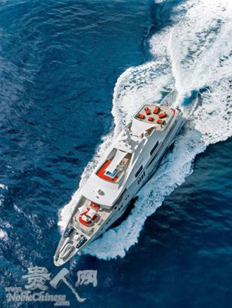 船上大沙发区、吧台和一个水疗浴池完美地填充着Outback号的户外空间