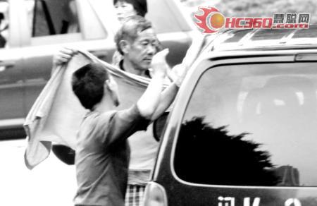 路边洗车摊随处可见