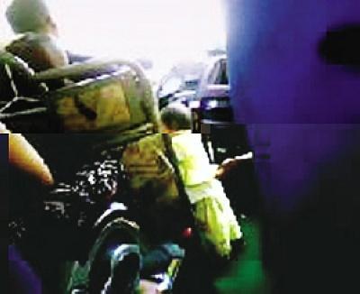 司机高速路开客车逗小孩 无视乘客(组图)