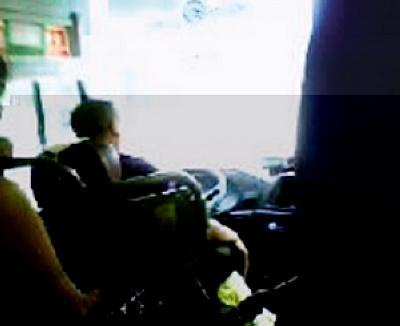 司机高速路开客车逗小孩 无视乘客(组图)