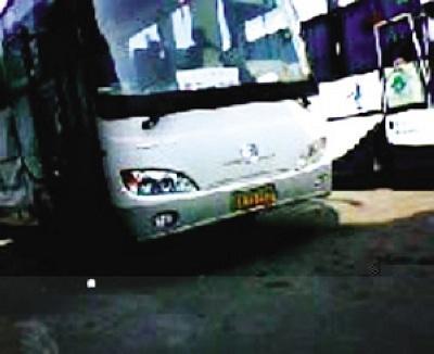 司机高速路开客车逗小孩 无视乘客(组图)