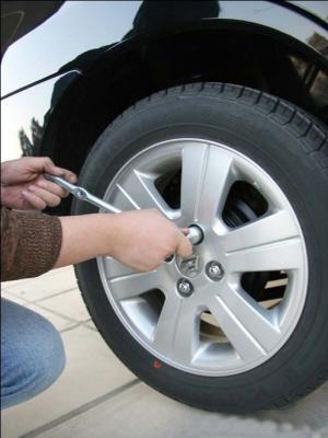 原装车胎被偷换 车主开车上高速险出事