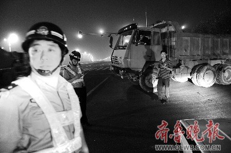 交警夜查大货被车主雇人跟踪(组图)
