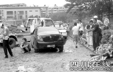 司机遮号牌逃跑倒车撞人 交警砸窗逼停