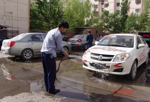 洗车一年用掉12个昆明湖 清水洗车将受限