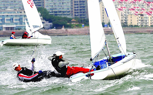 西藏队选手(前)驾驶帆船在2009全国470级帆船精英赛中劈波斩浪