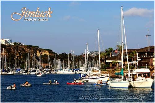 靠近点看看，游艇与皮划艇相映成趣。