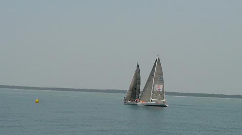 “TT”与“蜂鸟”在浮标前展开角逐