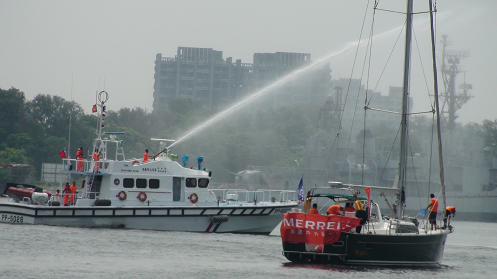 引航船喷水祝福下帆船启航