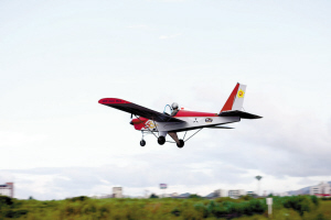 “小马”在空中飞翔 深圳时装摄影师自制飞机成功飞行25分钟