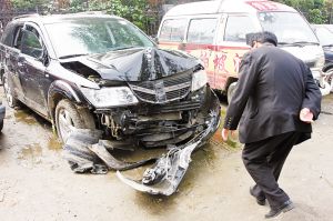 豪华越野车大街上连撞四人致1死3伤(图)