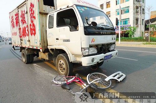 南宁女学生被货车撞倒受伤 路过的士无一施救