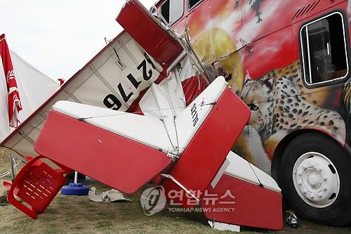 韩国小型飞机在首尔展会坠毁 1死12伤