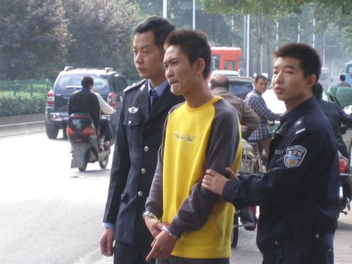 因一句话司机乘客雨中对打 乘客一刀刺死的哥