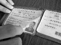 男子多次考证未果与父亲共用驾照 开车先换照片