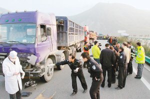 沪陕高速发生连环车祸 3人死亡1人受伤