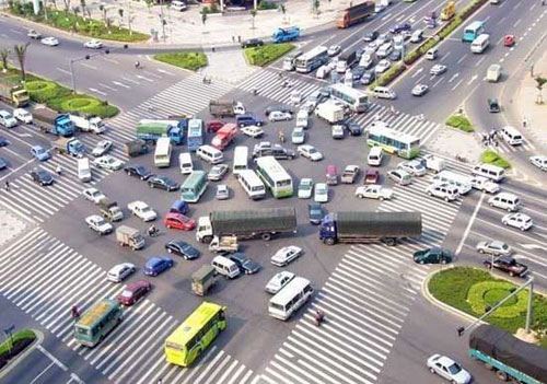 开车别怕被加塞 驾驶者守规矩很重要