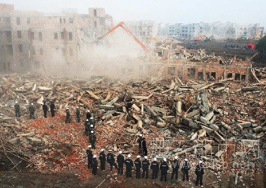 武汉村民撞伤11名强拆城管被拘 市委批示严惩