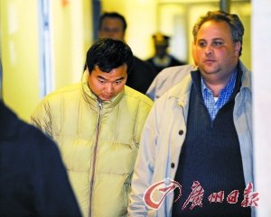 蒋海松被警察带走