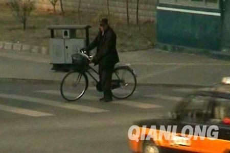 在斑马线上等候目标 