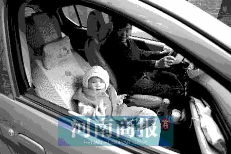 孩子不满12岁不能坐副驾驶位置河南商报记者 王春胜/摄 