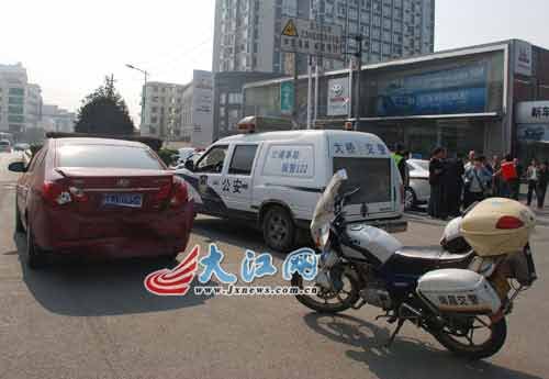 江西南昌大桥8辆车追尾 其中2辆警车(图)