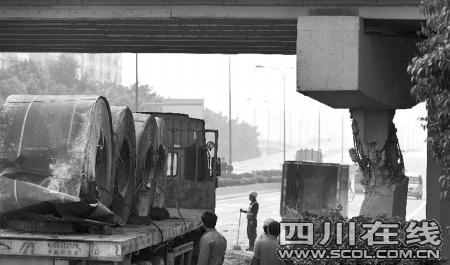 强悍货车撞坏桥墩 广州30万居民出行受阻